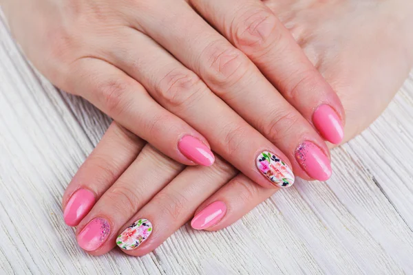 Light pink nail art with printed flowers — 스톡 사진