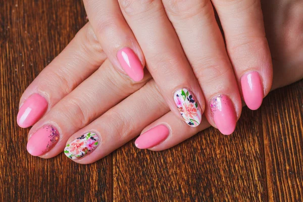 Light pink nail art with printed flowers — 스톡 사진