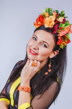 Coronet çiçek sonbahar tarzı çekici kadın