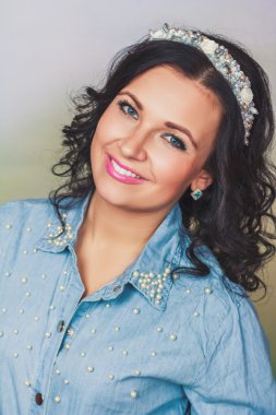 Coronet boncuk çekici kadın