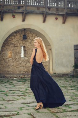 Mavi elbise geri duran güzel genç kadın