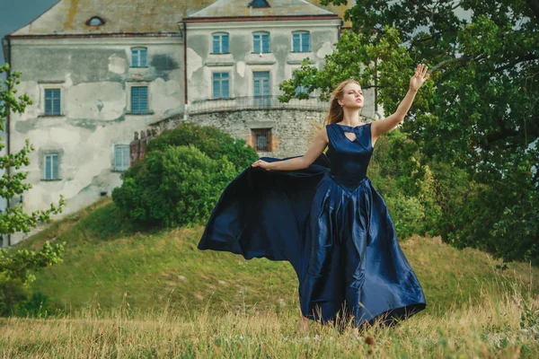 Piękna młoda kobieta w niebieska sukienka — Zdjęcie stockowe