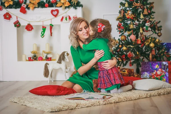 Мати з дочкою біля новорічної ялинки — стокове фото