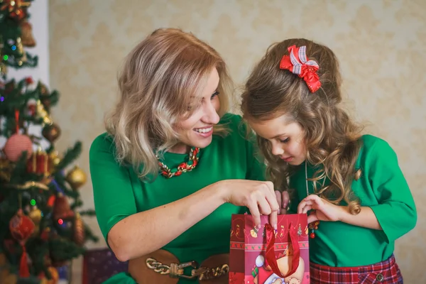 Madre con hija cerca del árbol de año nuevo — Foto de Stock