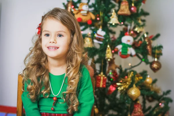 Niña cerca del árbol de año nuevo — Foto de Stock