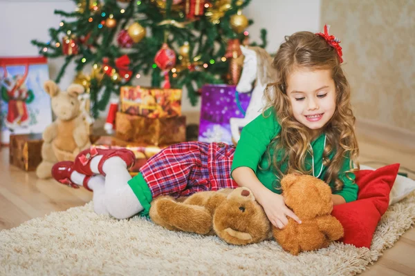 Маленька дівчинка біля новорічної ялинки — стокове фото
