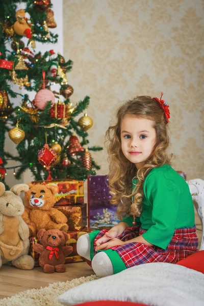 Niña cerca del árbol de año nuevo — Foto de Stock