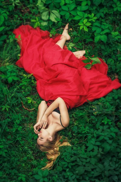 Moda kırmızı giysili güzel genç kadın — Stok fotoğraf
