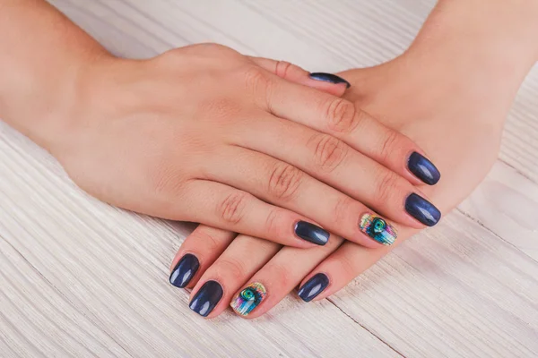 Arte de unhas azul escuro com olho de impressão — Fotografia de Stock