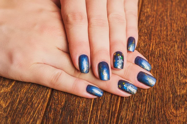 Nail art blu scuro con stelle d'oro — Foto Stock