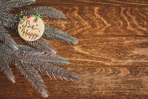 Árvore de Natal com inscrição queimada Seja feliz na textura da madeira — Fotografia de Stock