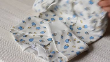 Yeni doğan çocuk için giyim