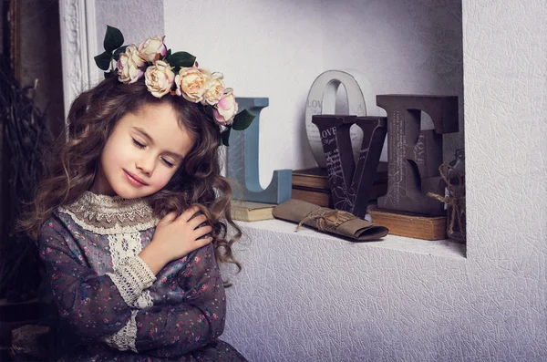 Small beautiful girl dressed in retro style — Stock Photo, Image