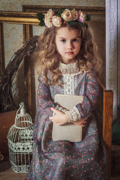 Küçük güzel kız retro tarzı giyinmiş