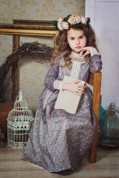 Küçük güzel kız retro tarzı giyinmiş