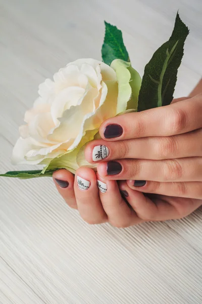 Nail art viola con fiocco bianco stampato — Foto Stock