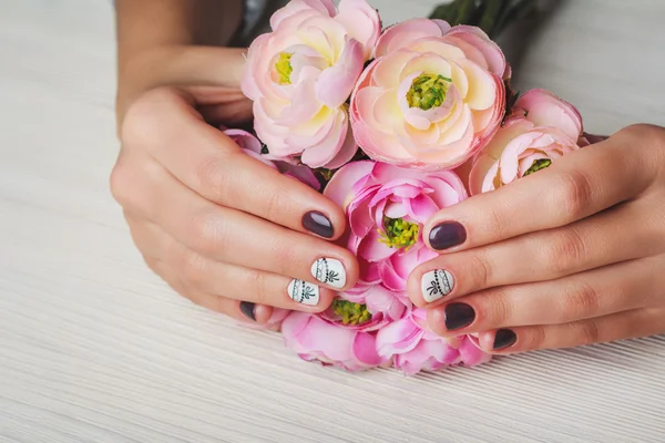 Violet nail art with printed white bow — Stockfoto