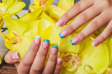 Fransız Sanat Açık mavi ve beyaz renk tırnak.