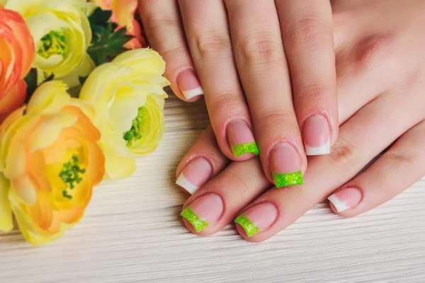 Franska nail art i grön färg — Stockfoto