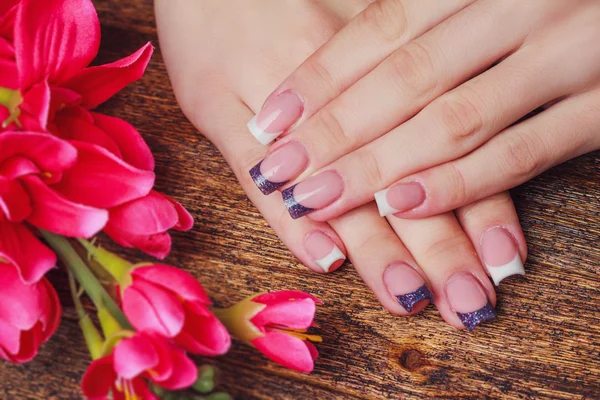 Французька нігтів мистецтво у фіолетовий колір — стокове фото
