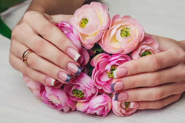 Francuski nail sztuka w kolor fioletowy — Zdjęcie stockowe