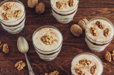 Ev yapımı tatlı lor, ceviz ve çikolata ile