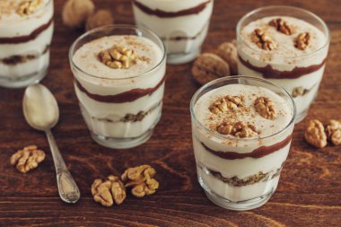 Ev yapımı tatlı lor, ceviz ve çikolata ile