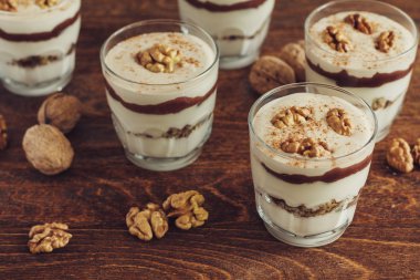 Ev yapımı tatlı lor, ceviz ve çikolata ile