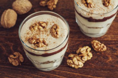 Ev yapımı tatlı lor, ceviz ve çikolata ile