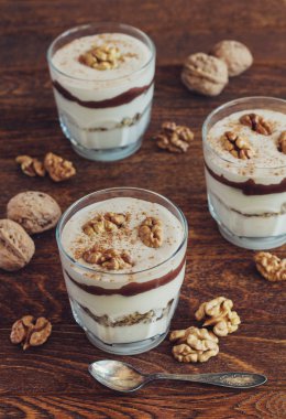 Ev yapımı tatlı lor, ceviz ve çikolata ile