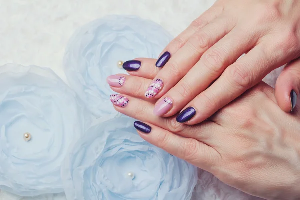 Nagelkunst mit lila und rosa Farben — Stockfoto
