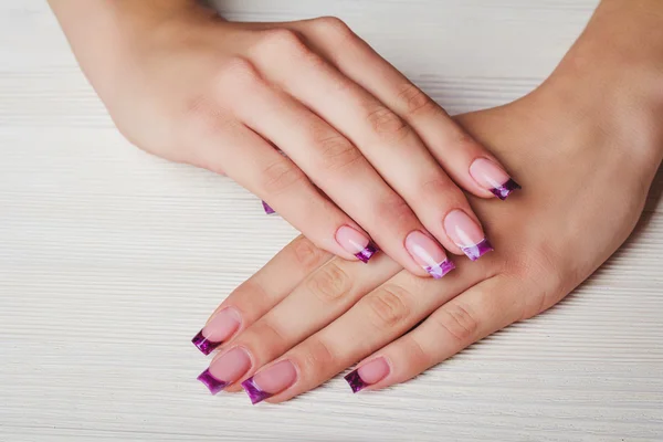 Arte de uñas francés en color púrpura —  Fotos de Stock