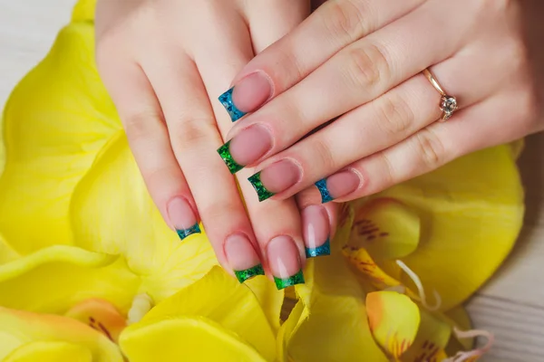 Franska nail art i blå och gröna färg — Stockfoto