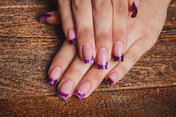 Franska nail art i lila färg — Stockfoto