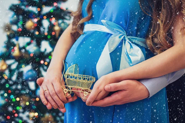 Zwangere buik met baby gouden pram — Stockfoto