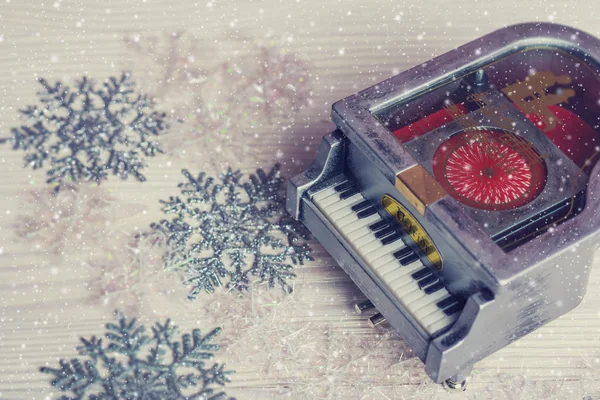 Müzik kutusu ile Noel arka plan üzerinde küçük balerin — Stok fotoğraf