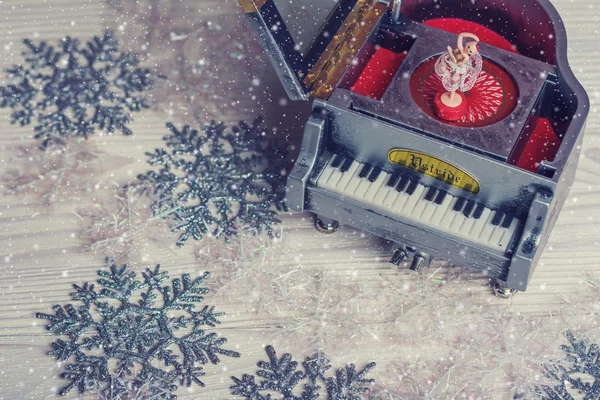 Музыкальная шкатулка с маленькой балериной на рождественском фоне — стоковое фото