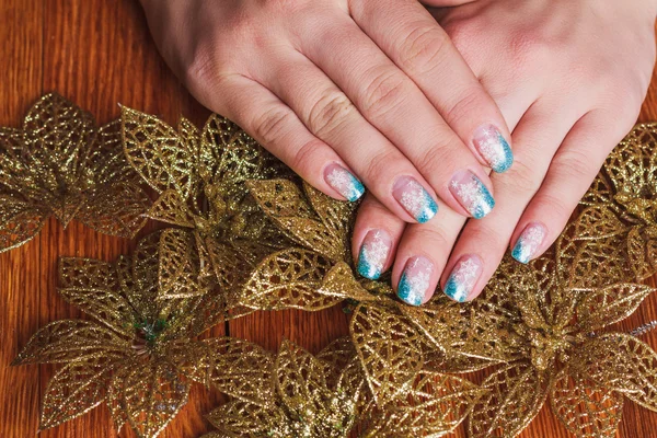 Kış tırnak sanat kar taneleri ve açık mavi ile Fransız