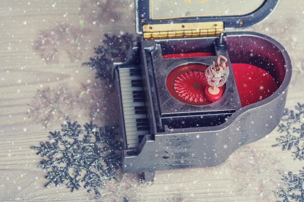 Muziekdoos met weinig ballerina op Kerstmis achtergrond — Stockfoto