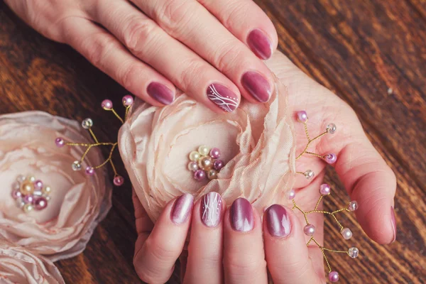 Arte de unhas rosa com pontos e linhas brancas — Fotografia de Stock