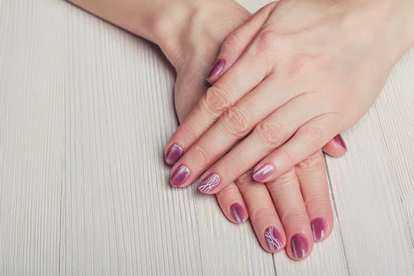 Arte de unhas rosa com pontos e linhas brancas — Fotografia de Stock