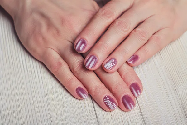 Nail art rose avec des points blancs et des lignes — Photo