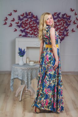 Flört için bekleyen elbiseli güzel genç kadın