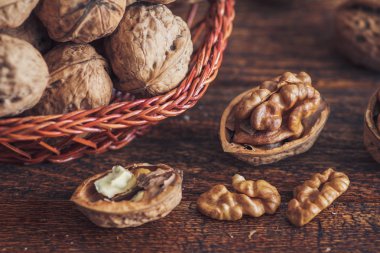 ahşap arka planda cevizler