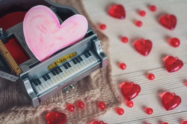 Музична коробка з червоними серцями — стокове фото