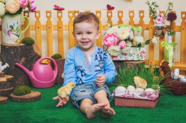 Küçük tavuk dokunmadan boy gülümseyerek