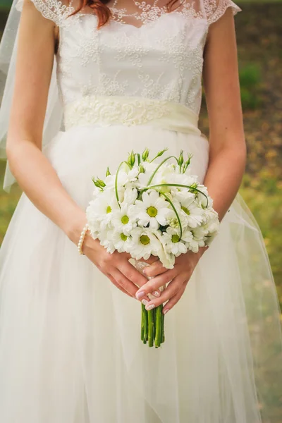 Wedding bouquet with white camomiles — Stock Photo, Image