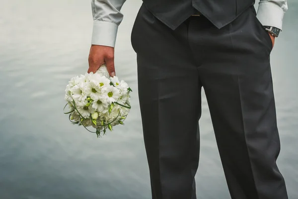 Bouquet de mariage avec camomilles blanches — Photo