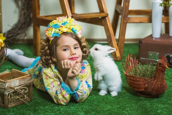 Sonriente chica con pequeño conejito — Foto de Stock