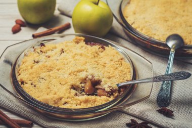 Elmalı kek elma ile ahşap arka plan üzerinde kapatın